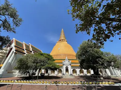 Chedi rising above the trees, Phra Pathom Chedi