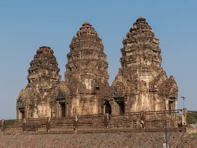 De prangs in middaglicht, Phra Prang Sam Yot (Lopburi)