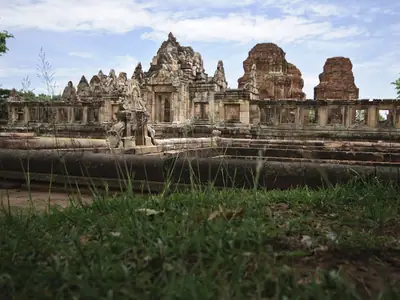 Omheiningsmuur en torens, Prasat Mueang Tam