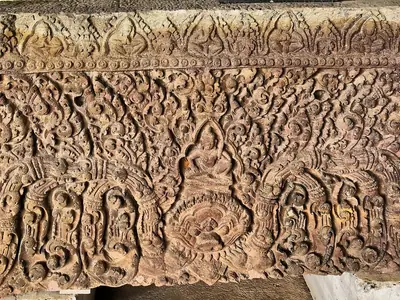 Gebeeldhouwde zandstenen latei, Prasat Mueang Tam