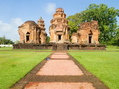 Path leading to the prangs, Prasat Sikhoraphum