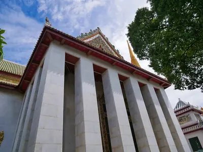 Zuilengevel van de hoofdhal, Wat Bowonniwet Vihara