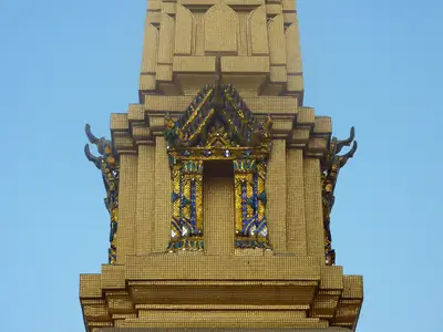 Vergulde top van de chedi tegen de lucht, Wat Bowonniwet Vihara