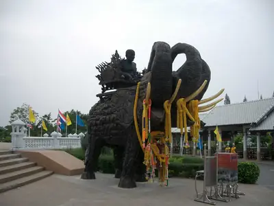 Olifantenbeeld bij de tempel, Wat Huay Mongkol (Hua Hin)