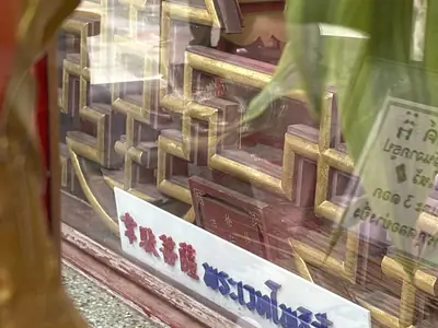 Glazen vitrine van de gemummificeerde monnik, Wat Khunaram (Ko Samui)
