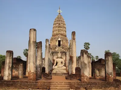 Laterieten zuilen richting de prang, Wat Phra Si Rattana Mahathat Chaliang