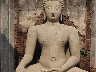 Zittende Boeddha in stucwerk, Wat Phra Si Rattana Mahathat Chaliang