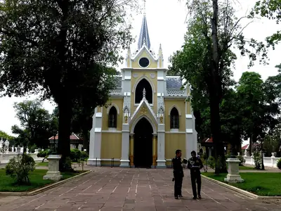 Voorkant van de hal gezien vanaf het pad, Wat Niwet Thammaprawat (Bang Pa-In)