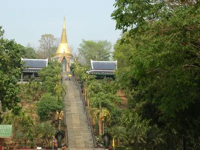 Trap omhoog naar een chedi, Wat Pa Phu Kon
