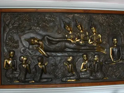 Reliëf van de liggende Boeddha, Wat Pa Phu Kon