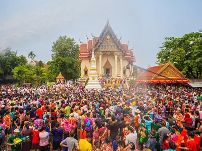 Menigte tijdens een tempelfeest, Wat Pho Chai (Nong Khai)