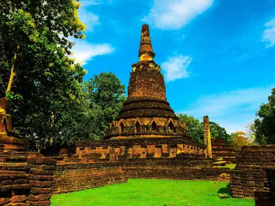 Brick chedi on a lawn, Wat Phra Kaeo (Kamphaeng Phet)