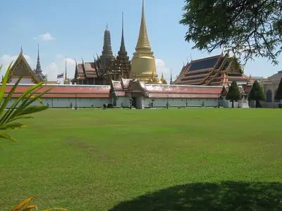 Gouden torenspitsen achter het paleisgazon, Wat Phra Kaew