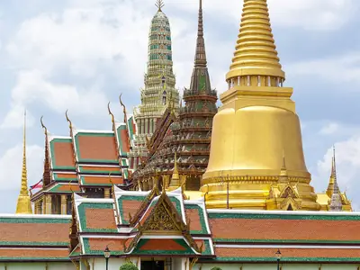 Gouden chedi naast de tempel, Wat Phra Kaew (Chiang Rai)