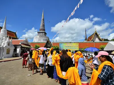 Pilgrims in the courtyard, Wat Phra Mahathat Woramahawihan (Nakhon Si Thammarat)