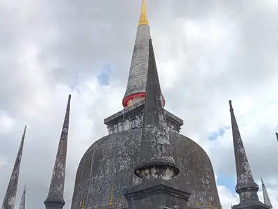 Stupa with smaller chedis, Wat Phra Mahathat Woramahawihan (Nakhon Si Thammarat)