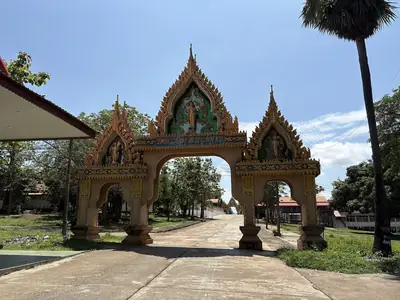 Sierlijke poort naar het tempelterrein, Wat Phra Phutthabat