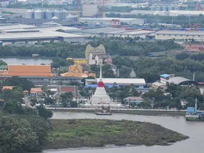 Chedi aan de rivieroever van bovenaf, Wat Phra Samut Chedi