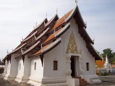 Witte hal met sierlijke gevel, Wat Phra That Chae Haeng (Nan)