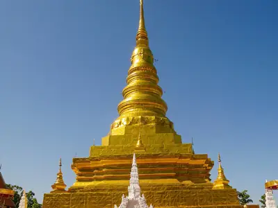 Gouden chedi gezien vanaf het binnenplein, Wat Phra That Chae Haeng (Nan)