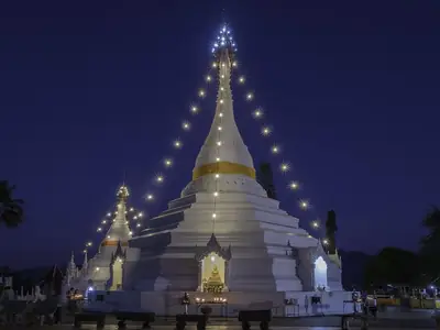 Chedi's verlicht in de avond, Wat Phra That Doi Kong Mu (Mae Hong Son)