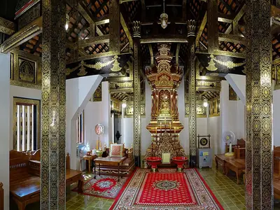 Open houten hal met Boeddhabeeld, Wat Phra That Lampang Luang