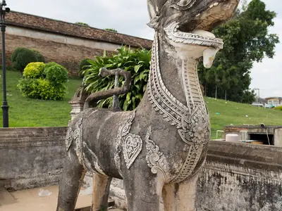 Beeld van een mythische leeuw bij de ingang, Wat Phra That Lampang Luang