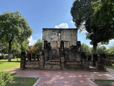 Ingang van de mondop van voren, Wat Si Chum (Sukhothai)