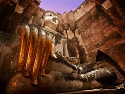 Reusachtige zittende Boeddha in de mondop, Wat Si Chum (Sukhothai)