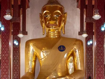 Grote zittende gouden Boeddha, Wat Si Khom Kham (Phayao)
