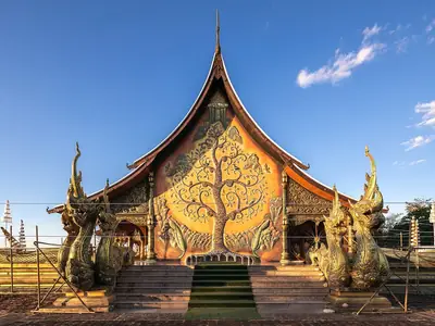 Tempelhal met boomschildering overdag, Wat Sirindhorn Wararam Phu Prao