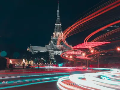 Tempel bij nacht met lichtsporen, Wat Sothonwararam