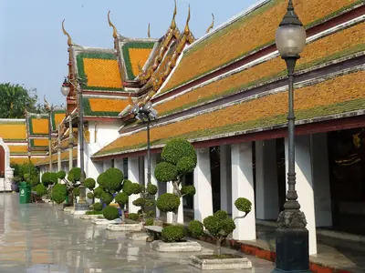 Long cloister gallery around the hall, Wat Suthat and the Giant Swing