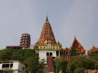 Gelaagde pagode en tempelgebouwen, Wat Tham Suea (Kanchanaburi)