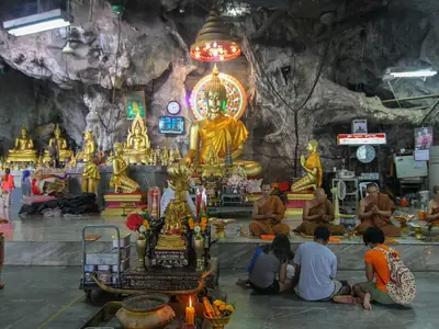 Heiligdom in de grot, Wat Tham Suea (Krabi)