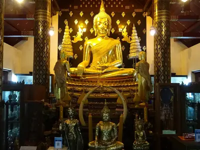 Phra Phuttha Chinnarat Buddha image inside the hall, Wat Phra Si Rattana Mahathat (Phitsanulok)