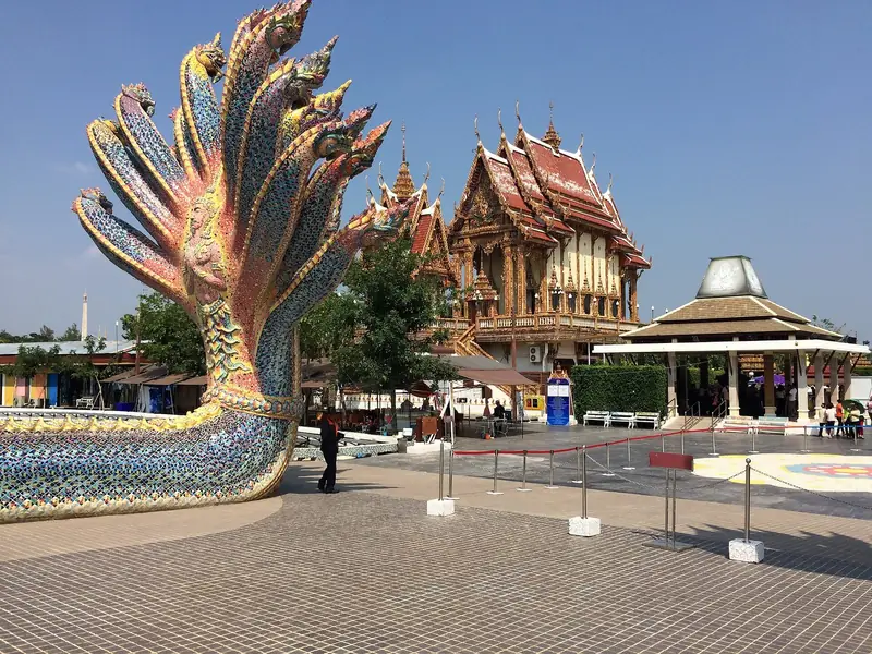 Reusachtig nagabeeld naast de tempel, Wat Ban Rai