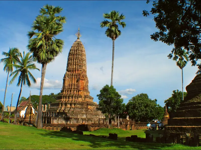 Prang tussen palmbomen, Wat Phra Si Rattana Mahathat Chaliang