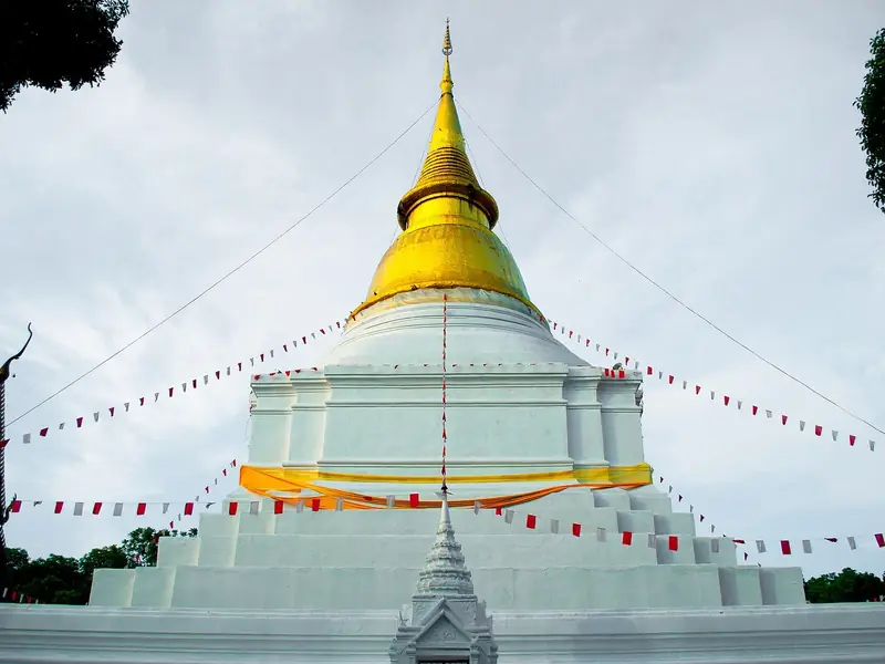 Wit-gouden chedi, Wat Phra Kaew Don Tao (Lampang)
