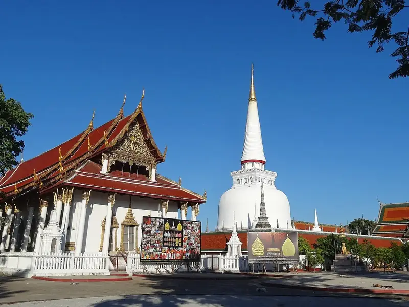 White stupa with golden spire, Wat Phra Mahathat Woramahawihan (Nakhon Si Thammarat)