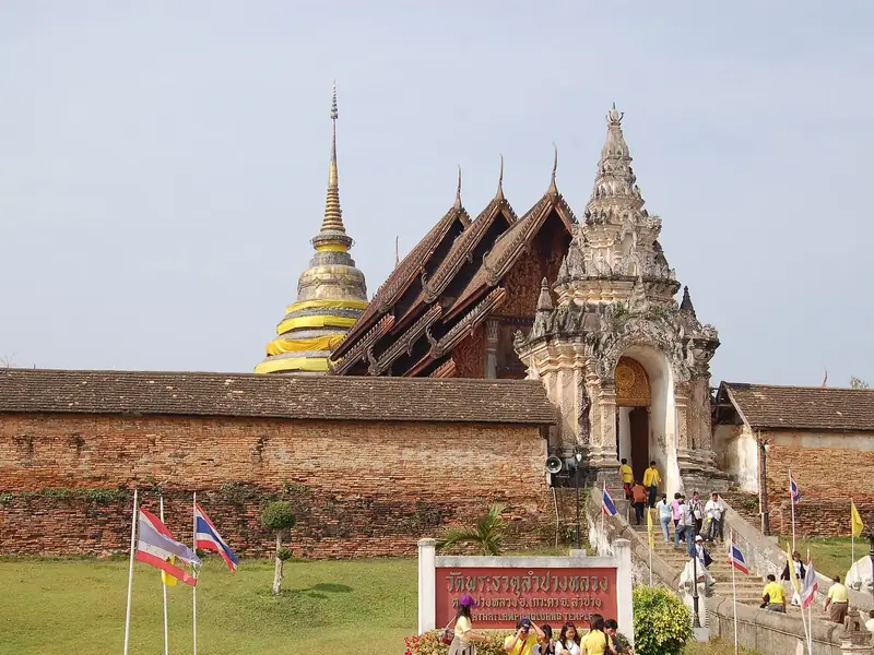 Chedi en oude hal achter de tempelmuur, Wat Phra That Lampang Luang