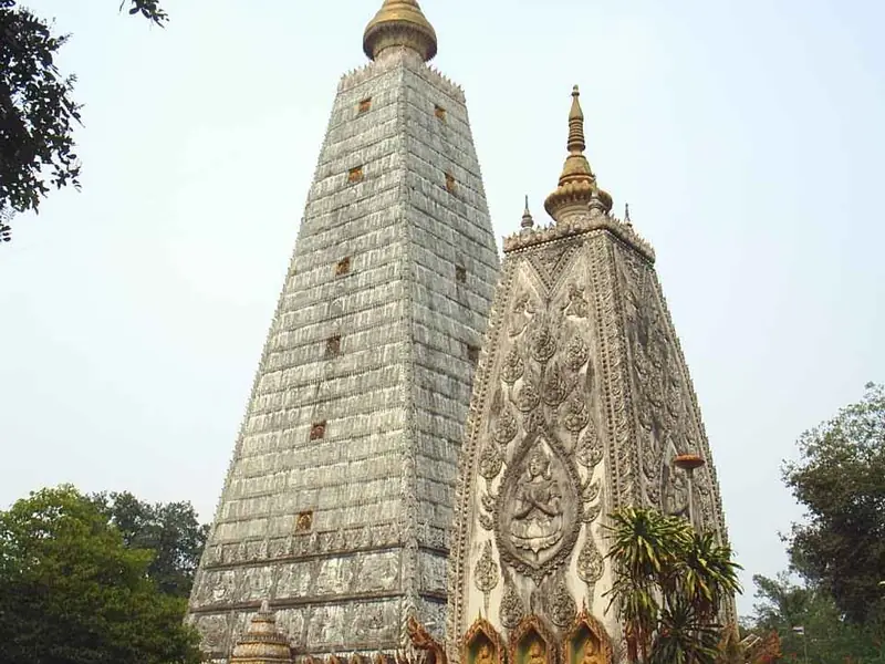 White stupa modelled on Bodh Gaya, Wat Phra That Nong Bua (Ubon Ratchathani)