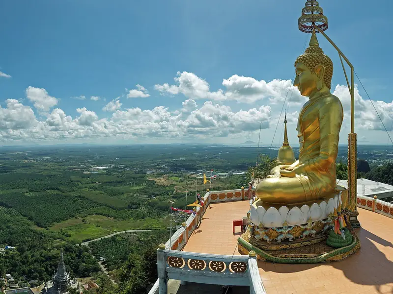 Boeddhabeeld op de bergtop, Wat Tham Suea (Krabi)
