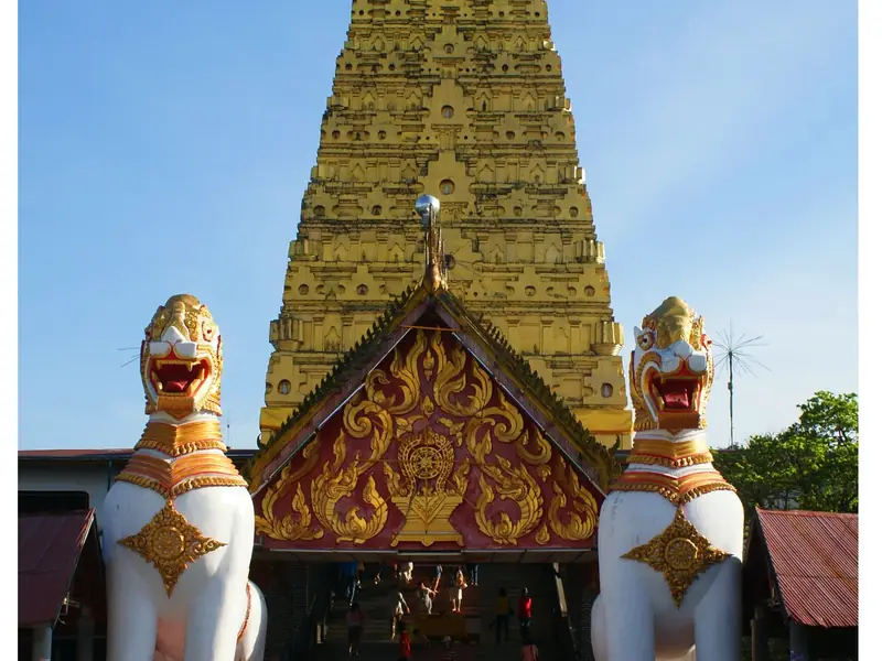 Gouden chedi in Bodh Gaya-stijl, Wat Wang Wiwekaram (Sangkhlaburi)