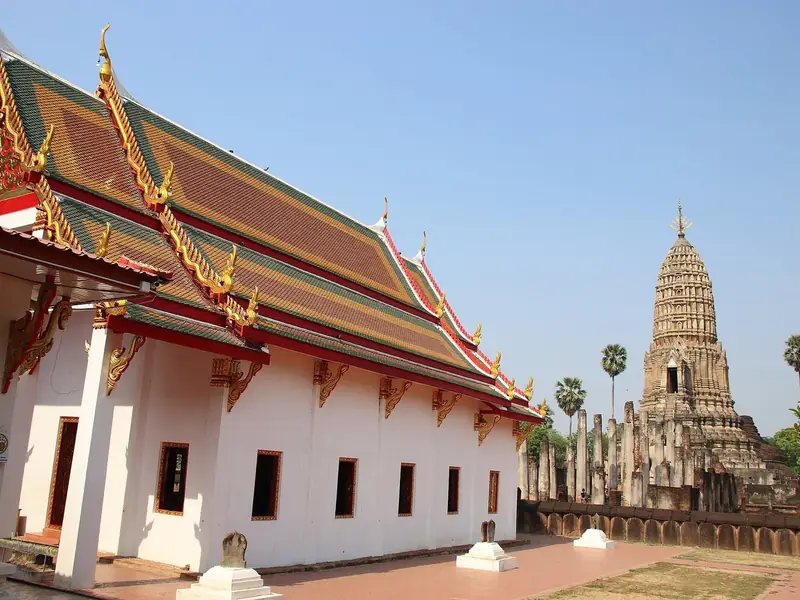 Temple hall and prang under a blue sky, Wat Phra Si Rattana Mahathat (Phitsanulok)