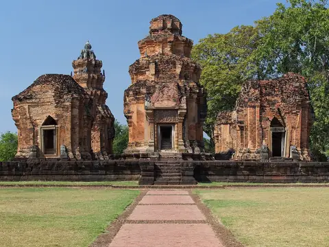 Five brick prangs on their platform, Prasat Sikhoraphum