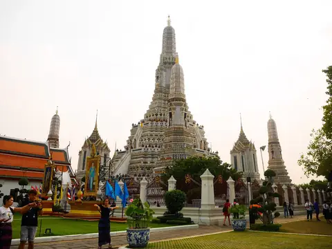 Central prang surrounded by smaller towers, Wat Arun