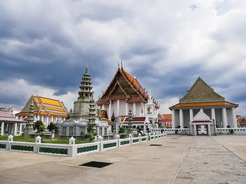 Temple halls and chedi on the riverside grounds, Wat Kalayanamit