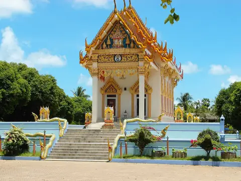 Temple hall on the grounds, Wat Khunaram (Ko Samui)