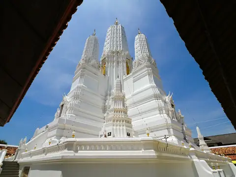 White prangs framed by a gateway, Wat Mahathat Worawihan (Phetchaburi)